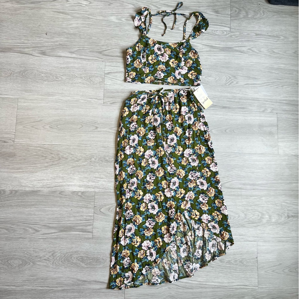 NWT, Kohl’s, green floral, women’s size XS, two piece skirt & crop top.